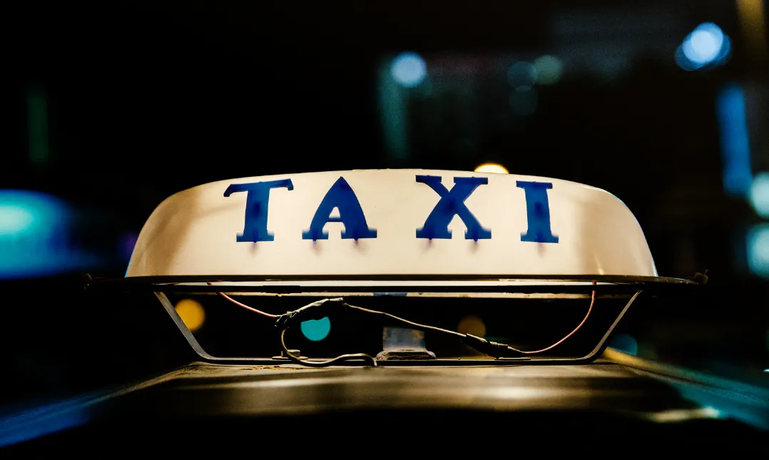 متى تختار تاكسي مطار جدة؟ ومتى تختار Uber؟